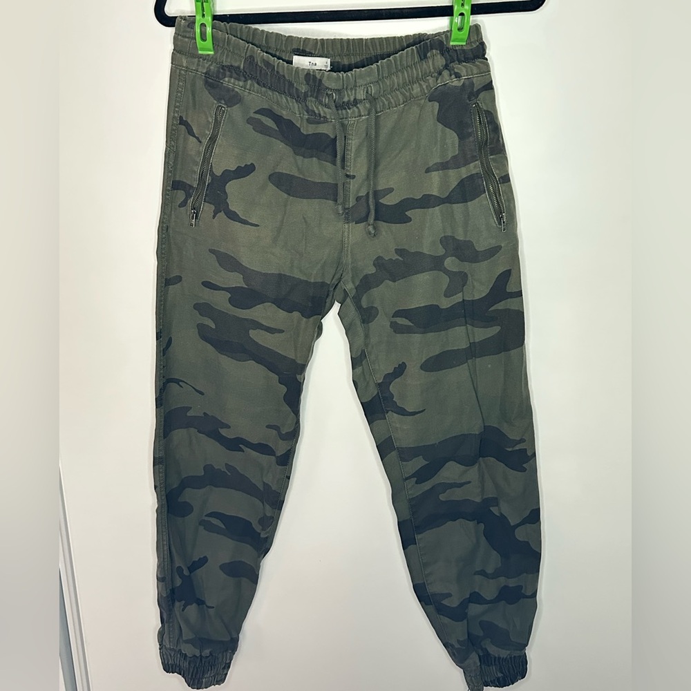 Aritzia TNA Camouflage Jogger Pants - Olive Green